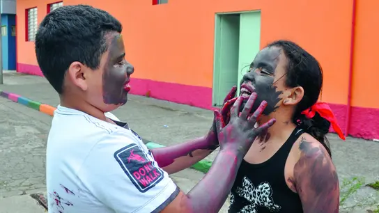 Brasilien: Kinder spielen zusammen und bemalen sich die Gesichter.